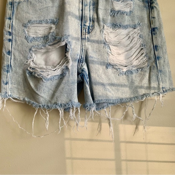 American Eagle Distressed look light wash denim Mom Short size 0 EUC - Picture 2 of 8